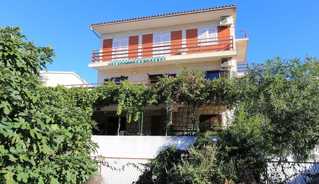 Three bedroom apartment with balcony and sea view Kaštel Stari, Kaštela (A-16344-a)