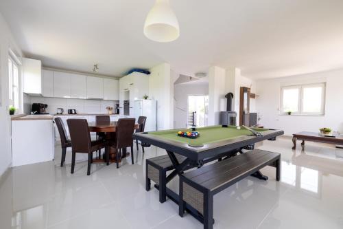 Three-Bedroom Holiday Home Vida with Private Pool in Dugo Selo