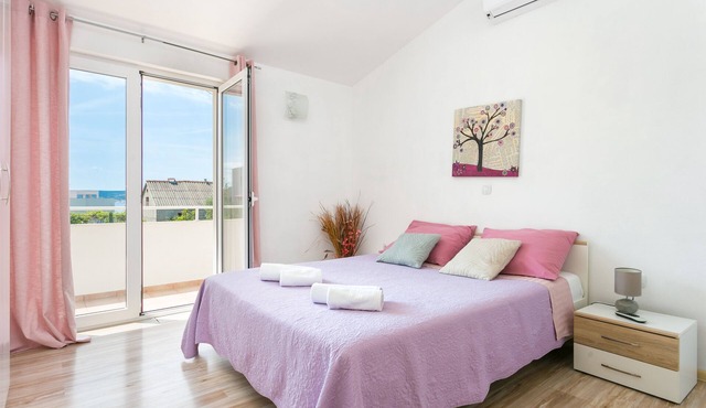 Three bedroom apartment with terrace and sea view Kaštel Štafilić, Kaštela (A-20843-a)