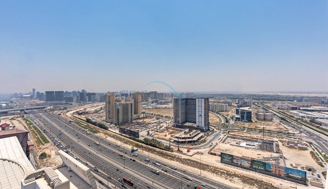 Top-Floor Studio Near a Park and Just Minutes by Car from the Mall in Dubai
