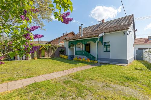 Traditional Child Friendly Homestead Larva - Happy Rentals