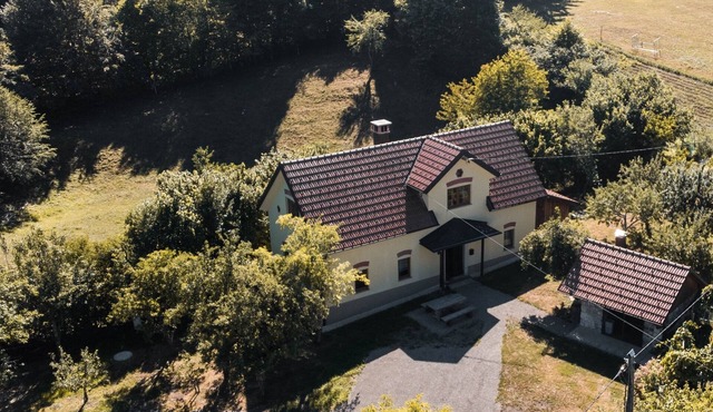 Traditional old house in a peacefull small village, surrounded by green forests. in Stari trg pri Ložu