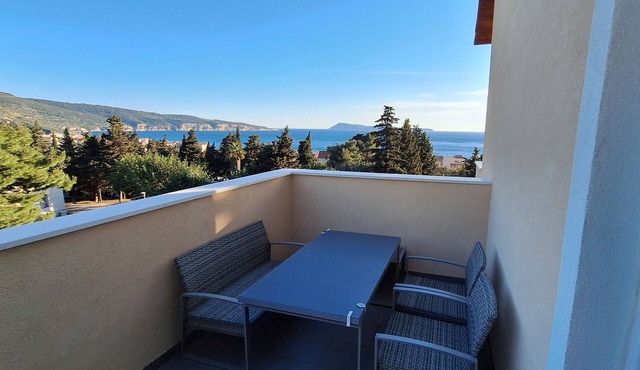 Two bedroom apartment with terrace and sea view Komiža, Vis (A-25962-b)