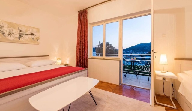Two bedroom apartment with balcony and sea view Poljica, Trogir (A-21041-a)