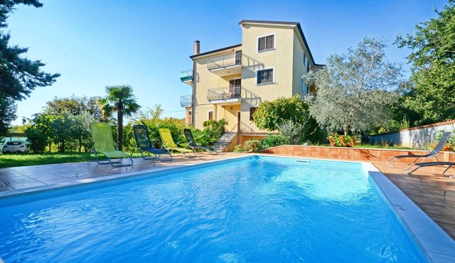 Umag-Valica, apartment for couples, near the beach, with a pool and barbecue