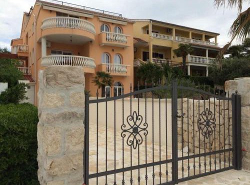 Utković Beachfront Apartments