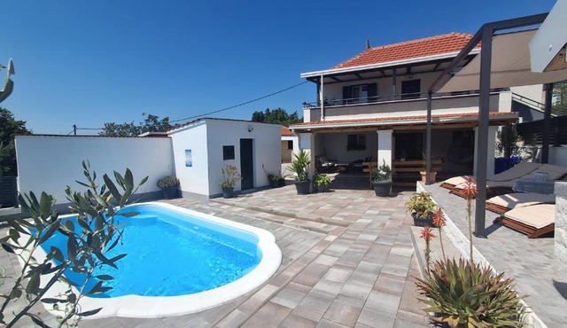 Vacation house with private pool near Trogir
