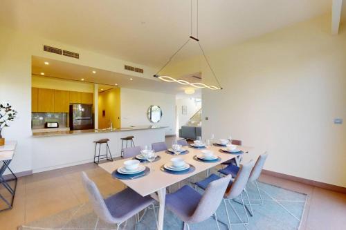 Vacationer Holiday Homes l Incredible 5 Bed Villa l Private Garden l Dubai Hills in Dubai