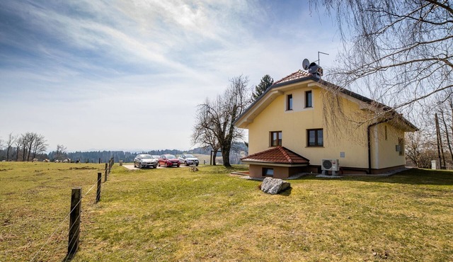 Vibrant and Elegant Residence with Hot-Tub - Two Bedroom Holiday Home with Hot-Tub in Visnja Gora