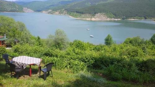 Vikendica Vidikovac na Zavojskom jezeru in Pirot
