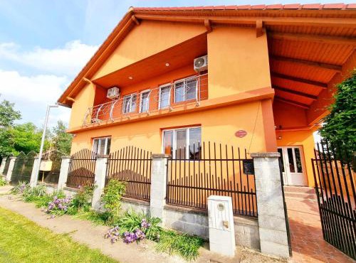 Vilă cu 3 dormitoare la etaj - Pensiunea Rodica in Sanmihaiu Roman