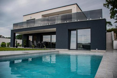 Vila Altura- Luxury Hiltop Retreat with Panoramic View & Teracce in Rogaška Slatina