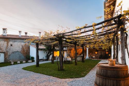 Vila Kobdilj 1835 Historic Homestead with Shared Courtyard in Štanjel