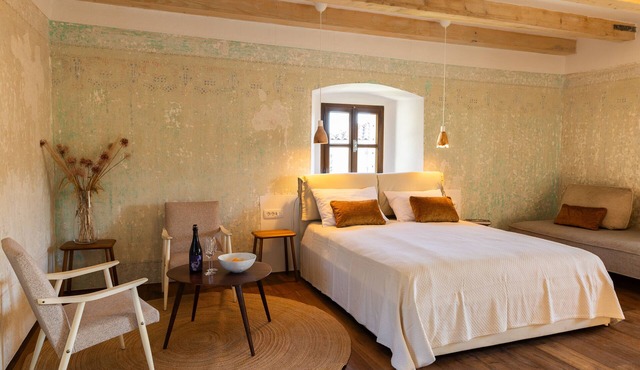 Vila Kobdilj 1835 – Room Rozina | Deluxe Triple with Historic Detail in Stanjel