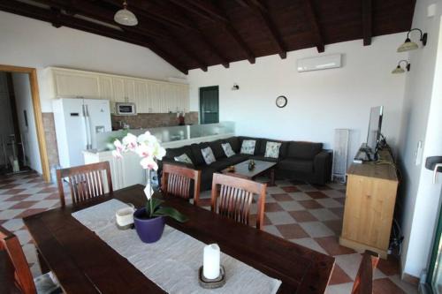 VILA SELLISTA WITH POOL and SPECTACULAR SEAVEIW in Ivanica