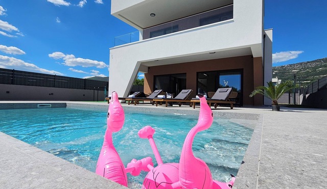 Villa 60 Degrees with heated pool and basketball court