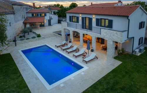 Villa Ajda with heated privat pool, jacuzzi, sauna, 4 bedroom, 4 bathroom in Svetvinčenat