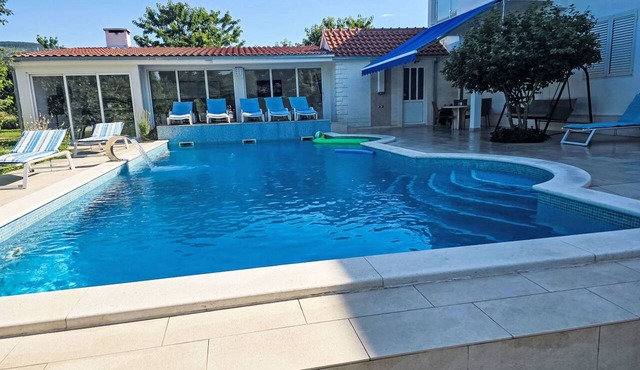 Villa Almas mit Schwimmbad, Fitnessraum, Tennisplatz by Interhome in Neoric
