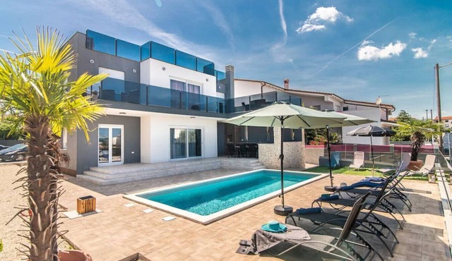 Villa Ancora near Medulin for 10 persons with private pool & pet friendly - only 800 meters from beach in Ližnjan