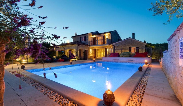 Villa ARtIEN with swimming pool