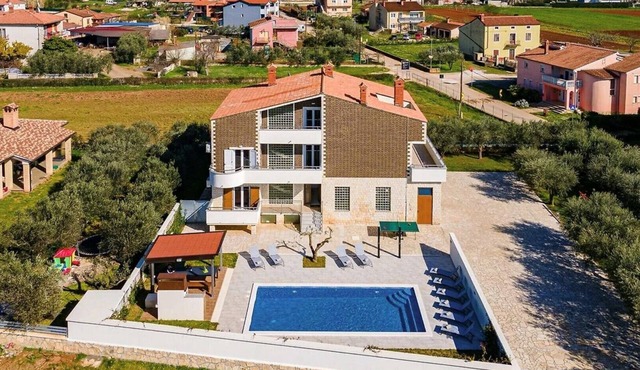 Villa B 1 with pool and playground