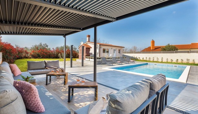 Villa B 2 with pool and playground in Valbandon
