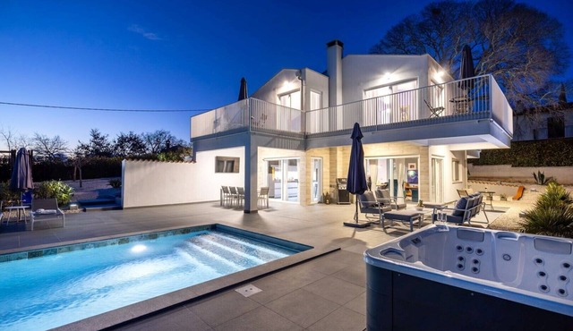 Villa Belladonna - beautiful villa with heated pool and jacuzzy, only few min drive from the beach