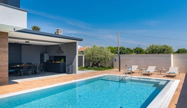 Villa Bellatrix in Fažana with beach front and sea view
