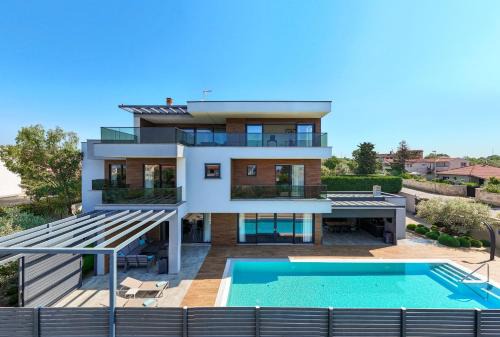 Villa Bellatrix in Fažana with beach front and sea view