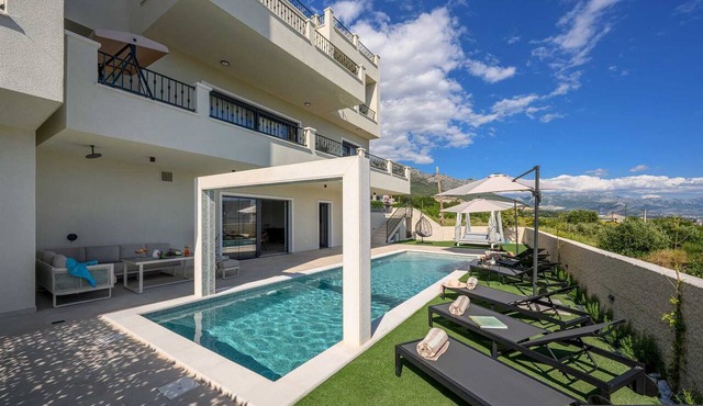 Villa Casa Elies with Pool in Kaštel Sućurac