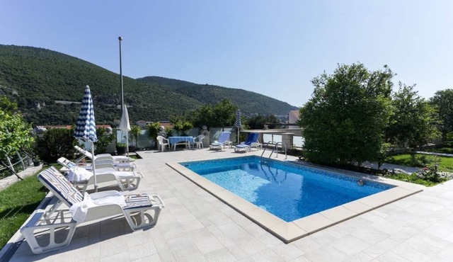 Villa Celenca - Two Bedroom Apartment with Terrace and Pool View
