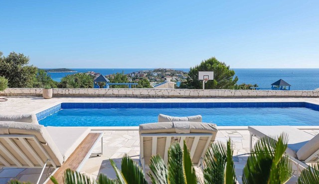 Villa Chloe - fun, luxury, relaxation and sea views