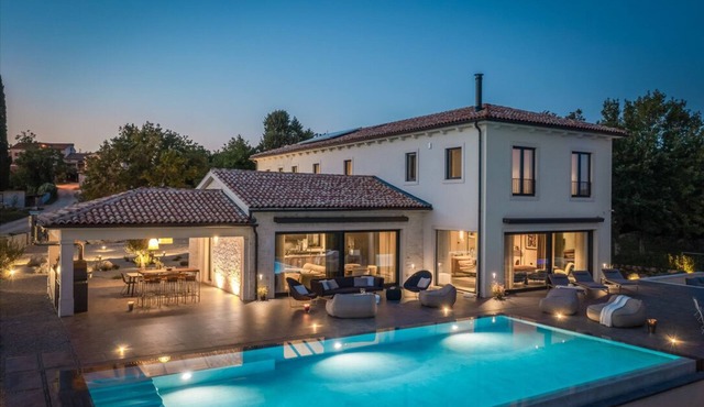 Villa Cypress Hill, Spacious 4-bedroom estate with Spa, fitness & tennis court
