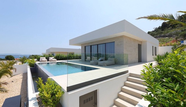 Villa D5 with private pool 1 km from sea in Tkon