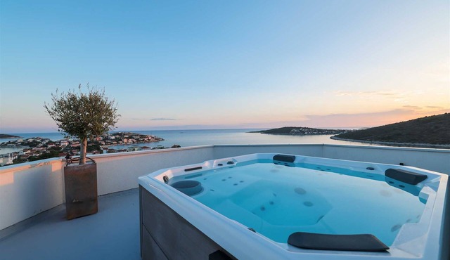 Villa Daisy - fun, luxury, relaxation and sea views