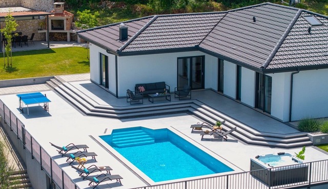 Villa Dalmatia- with Sauna, Hot tub, Heated pool 3 en-suite bedrooms, playground, Table tennis,