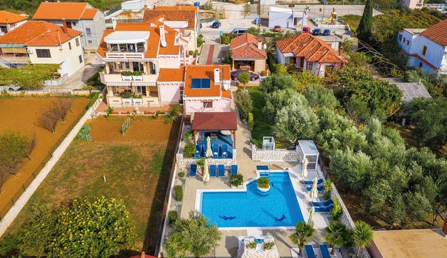 Villa-dalmatina-zadar mit Pool für 10 Personen; 5 Schlafzimmer, 3 Bad, 2 Küche