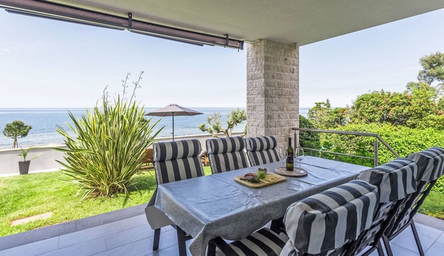 Villa direkt am Meer und Strand mit herrlichem Blick by Interhome
