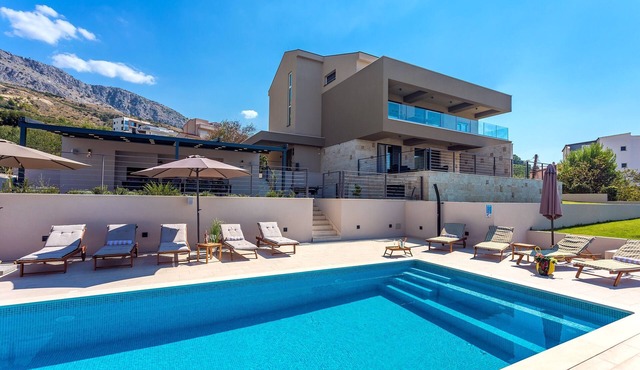 Villa Diva with 7 bedrooms, heated pool, sauna and fun zone, sea views