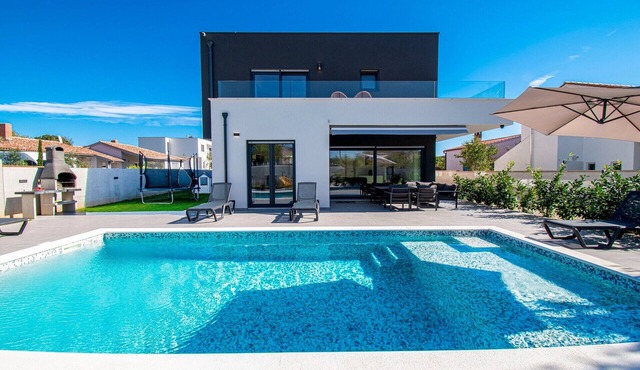 Villa Elite 1 with heated pool by Istrabook