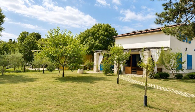 Villa Enjoy - only 30m from the beach, eco- house with private garden and Wi-Fi