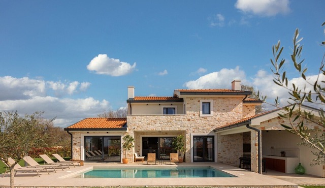Villa Escapist – Modern Luxury Villa with 3 En-Suite Bedrooms for 6 Guests, Private Pool, Outdoor Kitchen and BBQ in Peaceful Bajkini near Vižinada in Bajkini