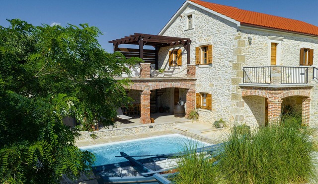 Villa Gland with Pool and Whirlpool in Nin