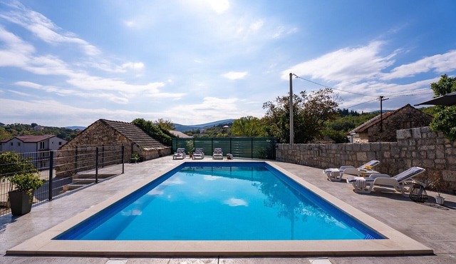 Villa Gloria: Stylish 5-Bedroom Retreat with Private Pool and Stunning Valley Views