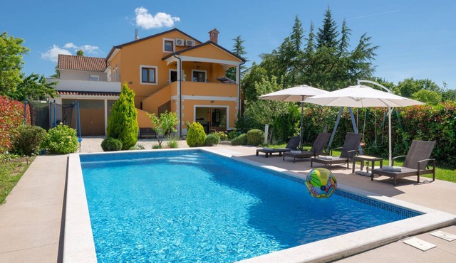 Villa Gracia with Private Pool, Billiards and Play Area in Gračišće
