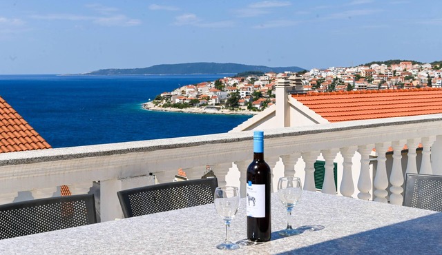 Villa Grande Vista - Spacious 3 BR apt w/large terrace & fantastic sea view