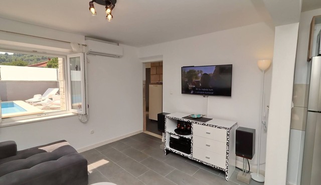 Villa Ivana - Three-Bedroom Villa with Private Pool in Zrnovo