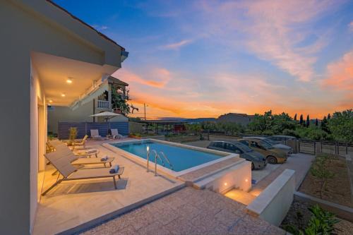 Villa Karavella - with heated pool