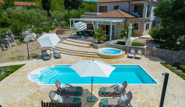 Villa Laura with pool and jacuzzi (Kvarner - Brusići) in Brusići
