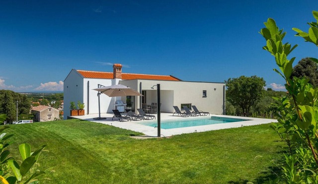 Villa Lia for 6 people near Pula with children playground and private pool